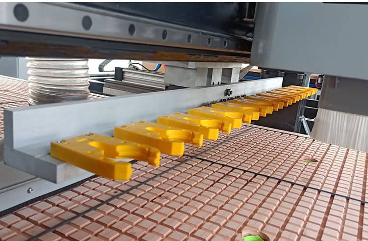 Equipement de fabrication de meubles