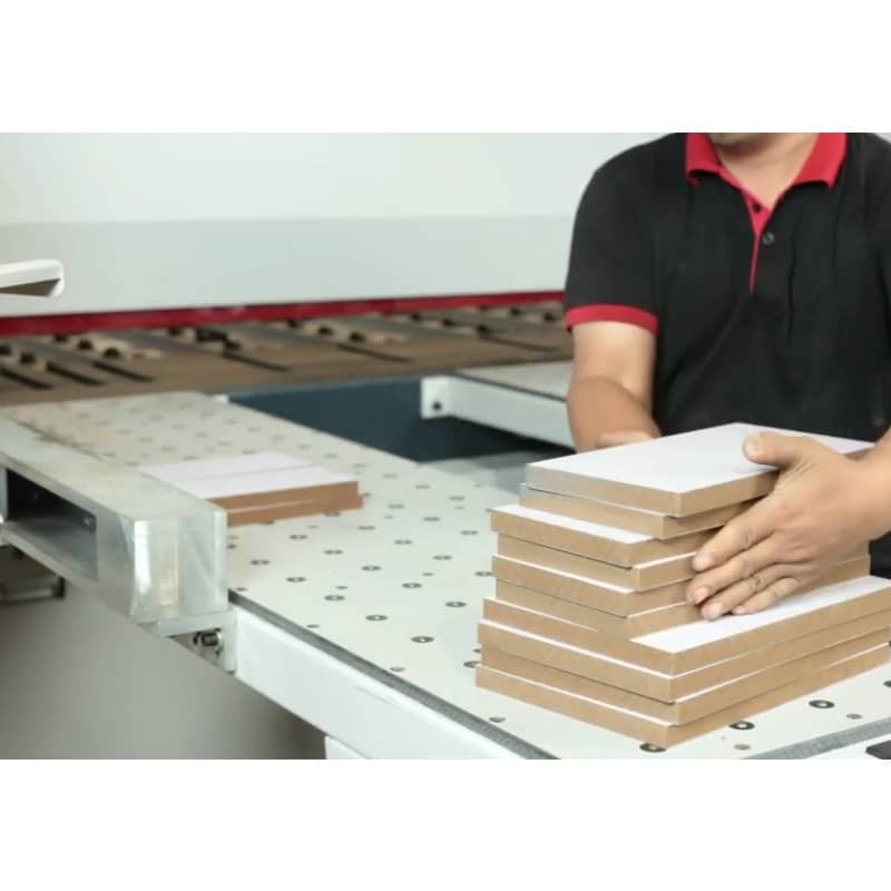 Machines de scie à panneaux pour ordinateur de découpe de planches de bois MDF Scie à table