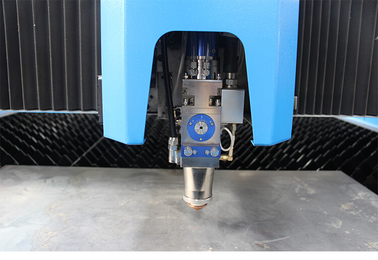 Machine de d&eacute;coupe laser fibre 6025