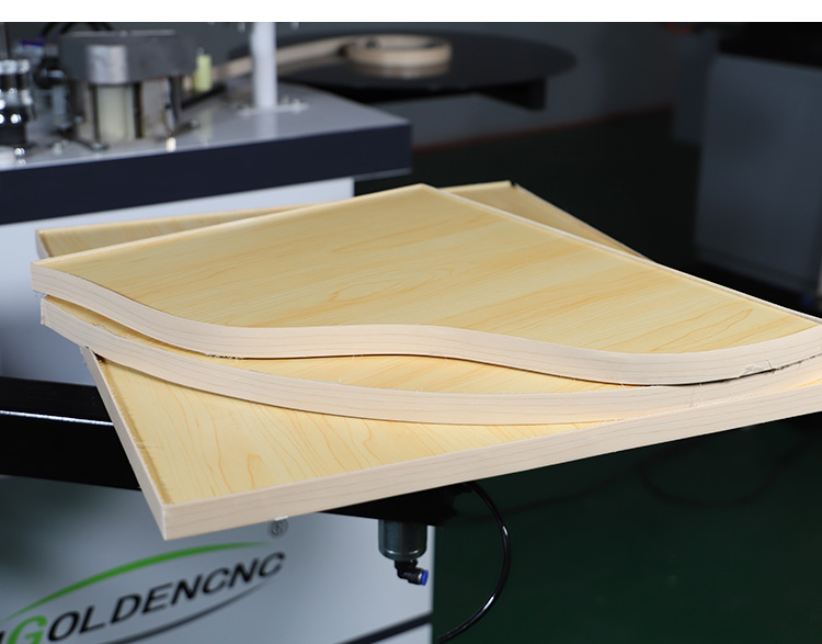 Machine &agrave; bandes de bord incurv&eacute;e