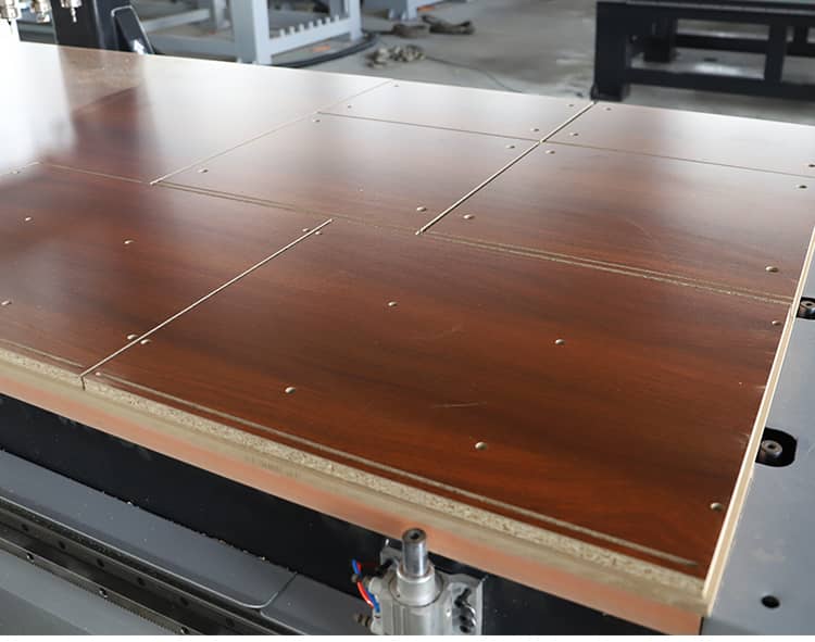 Routeur CNC pour contreplaqu&eacute;