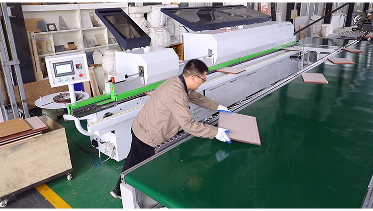 Machine de bande &agrave; bord automatique CNC avec ligne rotative