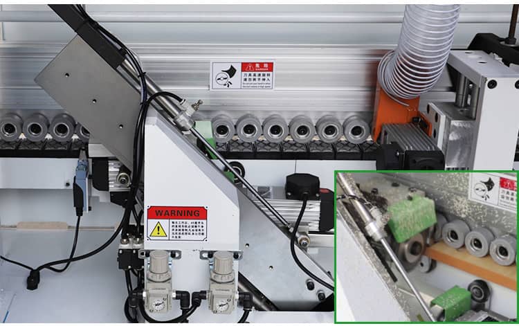 Machine &agrave; bandes de bord automatique