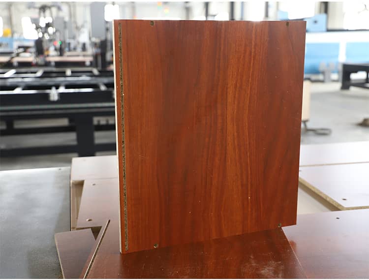 Machine CNC pour contreplaqu&eacute;