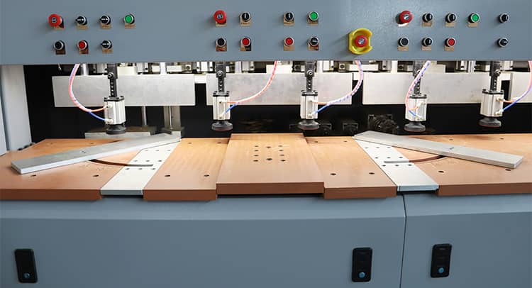 &Eacute;l&eacute;vation du tableau et alimentation assist&eacute;e par la r&egrave;gle