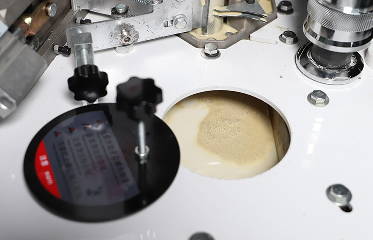 Machine &agrave; balayage de bord &agrave; vendre