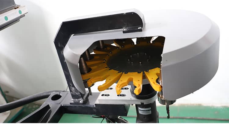 12 changeurs d'outils automatiques